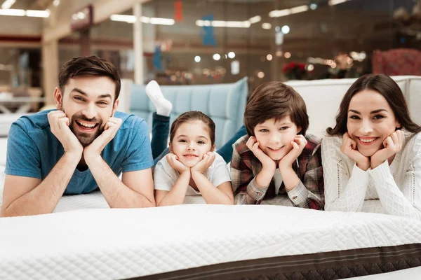 Familjens Kontroll Mjukhet Ortopedisk Madrass Och Liggande Sängen Möbelaffären — Stockfoto