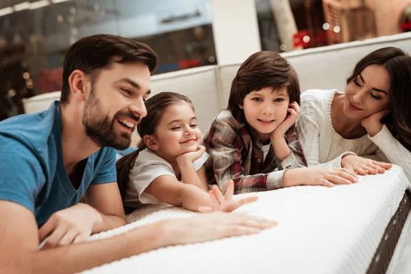 Familie Überprüft Weichheit Der Orthopädischen Matratze Und Liegt Auf Bett — Stockfoto