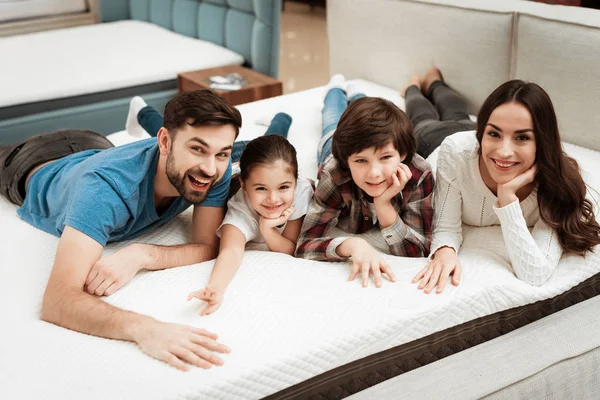 Familie Controleren Zachtheid Van Orthopedische Matras Liggend Bed Meubelwinkel — Stockfoto