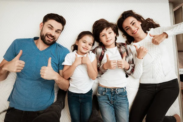 Familie Überprüft Weichheit Der Orthopädischen Matratze Und Liegt Auf Bett — Stockfoto