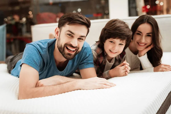 Padres Hijo Relajándose Colchón Tienda Comprobando Suavidad Del Colchón — Foto de Stock