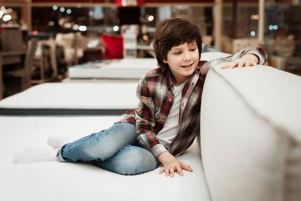 Радостный Мальчик Магазине Тестирует Кровать Ортопедическом Магазине Матрасов — стоковое фото