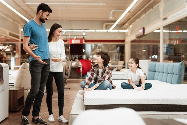 Yatak mobilya mağazasında satın çocuklu mutlu aile 