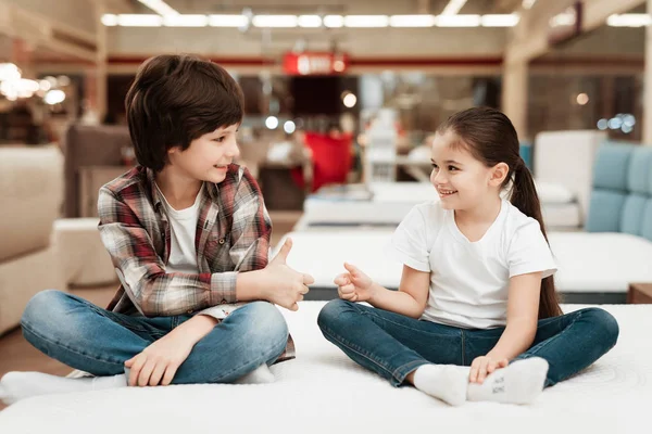 Garçon Fille Souriante Montrant Pouces Sur Matelas Orthopédique Magasin — Photo