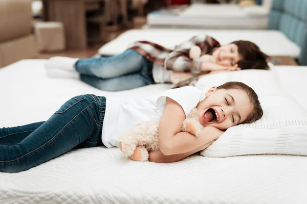 Ragazza Abbracciare Orso Sdraiato Sul Letto Con Fratello Negozio Materasso — Foto Stock