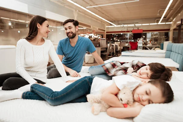 Familia Eligiendo Colchón Suave Tienda Muebles Ortopédicos — Foto de Stock