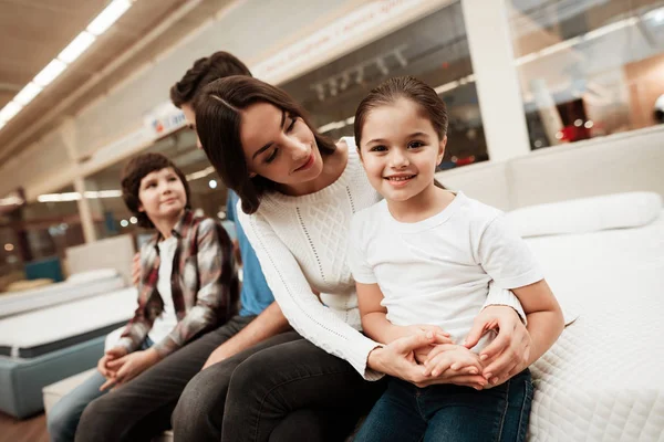 Famille Choisissant Matelas Doux Dans Magasin Meubles Orthopédiques — Photo