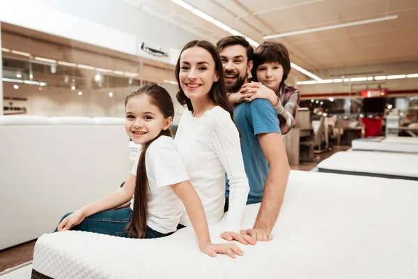 Familia Eligiendo Colchón Suave Tienda Muebles Ortopédicos — Foto de Stock