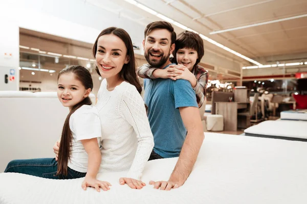 Familie Wählt Weiche Matratze Orthopädischen Möbelhaus — Stockfoto