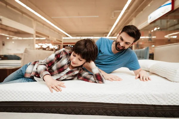 Padre Barbudo Con Colchón Prueba Hijo Joven Para Suavidad Tienda — Foto de Stock