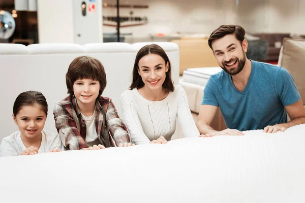 Familie Sitzt Orthopädischen Matratzenladen Hinterm Bett — Stockfoto