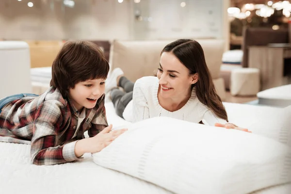 Mãe Com Filho Deitado Cama Loja Colchões — Fotografia de Stock