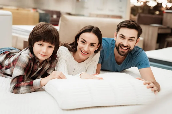 Föräldrar Och Son Avkopplande Madrass Butiken Och Kontrollera Mjukhet Madrass — Stockfoto