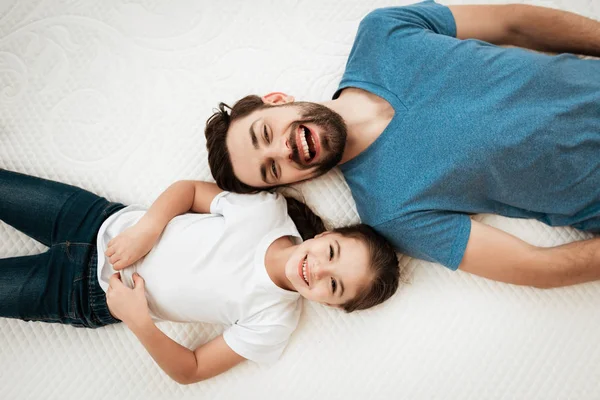 Vater Und Tochter Liegen Auf Bett Matratzenlager — Stockfoto