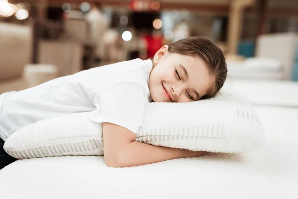 Niña Probando Suavidad Colchón Tienda Muebles — Foto de Stock