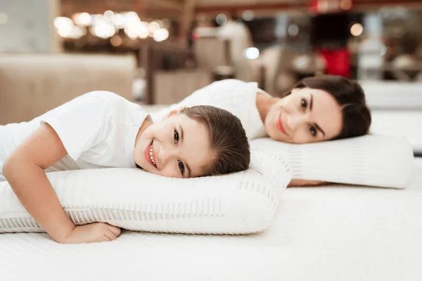 Ragazza Sorridente Con Madre Che Abbraccia Cuscini Negozio Materassi Ortopedici — Foto Stock