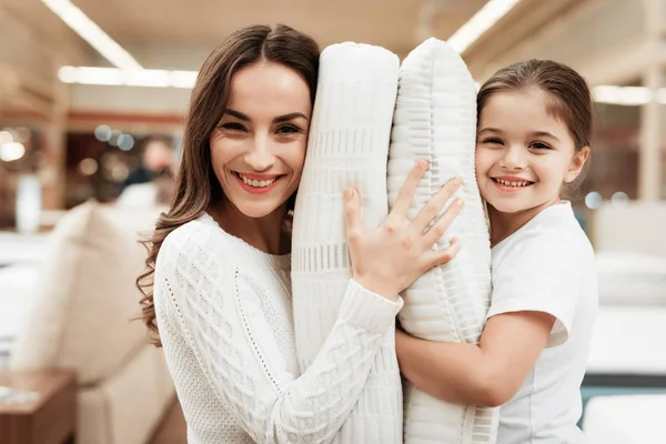 Menina Sorridente Com Mãe Abraçando Travesseiros Loja Colchões Ortopédicos — Fotografia de Stock