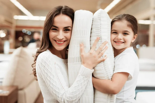 Lächelndes Mädchen Mit Mutter Die Kissen Geschäft Mit Orthopädischen Matratzen — Stockfoto