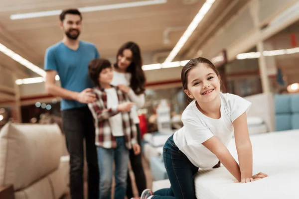 Família Escolhendo Comprando Novo Colchão Ortopédico Loja Móveis — Fotografia de Stock