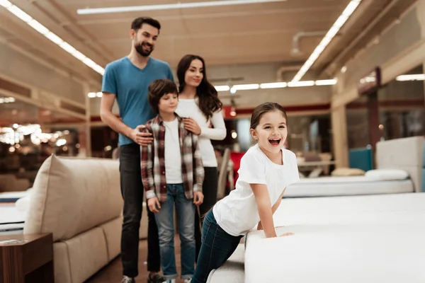 Família Escolhendo Comprando Novo Colchão Ortopédico Loja Móveis — Fotografia de Stock