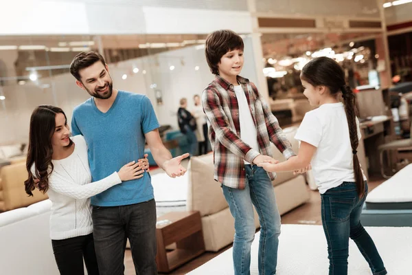 Familie Kiezen Kopen Van Nieuwe Orthopedische Matras Meubelwinkel — Stockfoto