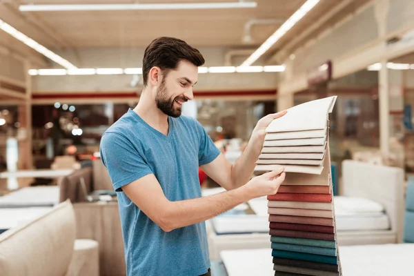 Homme Choisissant Matériau Sur Palette Colorée Dans Boutique — Photo