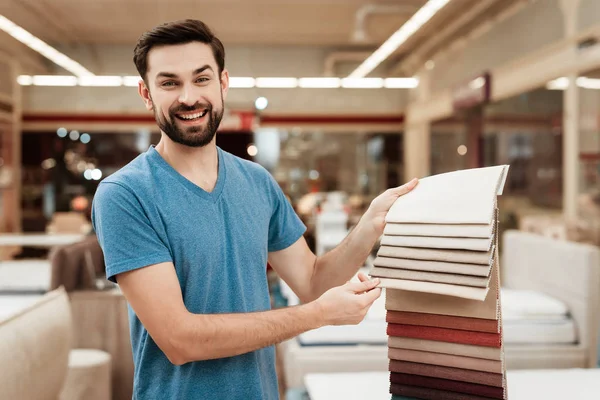 Uomo Che Sceglie Materiale Tavolozza Colorata Negozio — Foto Stock