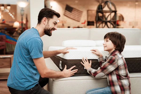 Padre Con Hijo Eligiendo Colchón Ortopédico Tienda Muebles — Foto de Stock