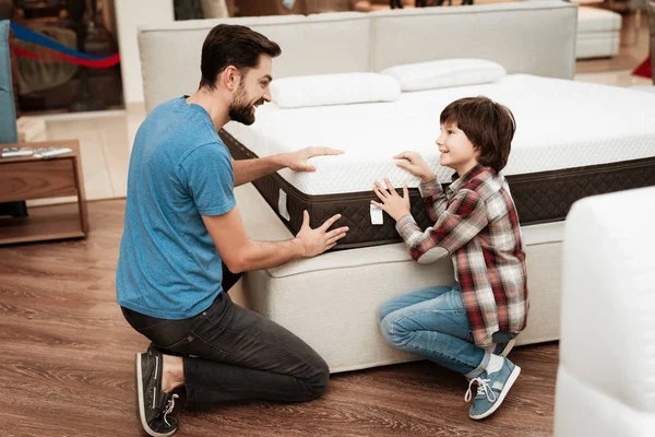 Padre Con Hijo Eligiendo Colchón Ortopédico Tienda Muebles — Foto de Stock