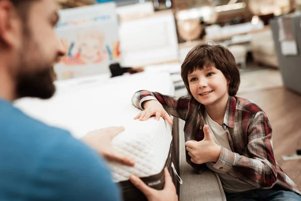 Padre Con Hijo Eligiendo Colchón Ortopédico Tienda Muebles — Foto de Stock