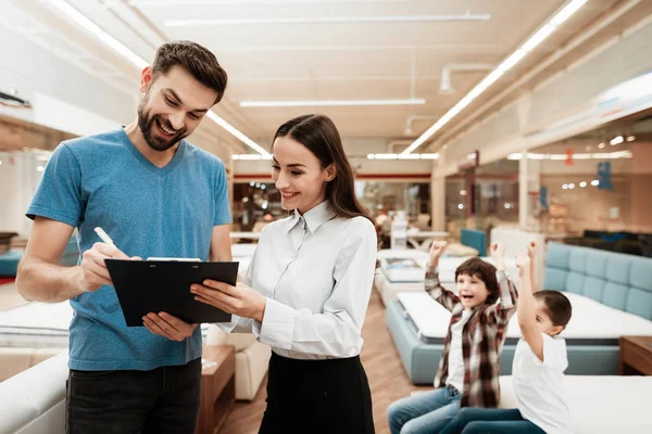 Consultor Femenino Con Hombre Que Hace Fuera Compra Del Colchón — Foto de Stock