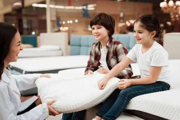 Mujer Vestida Con Túnica Blanca Comunicándose Con Los Niños Colchón — Foto de Stock