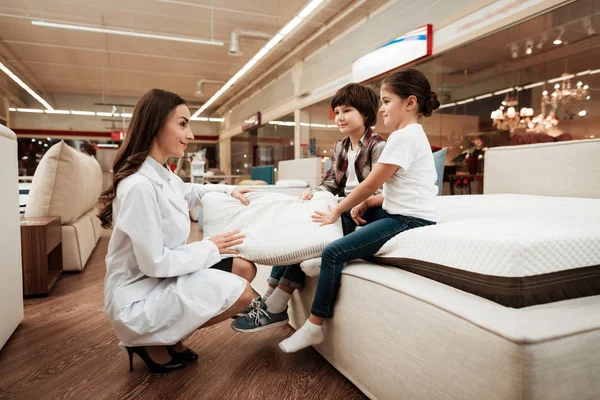 Mujer Vestida Con Túnica Blanca Comunicándose Con Los Niños Colchón — Foto de Stock