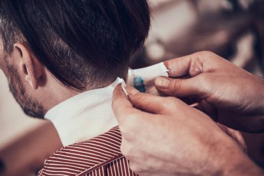 Kuaför Saç kesimi berber içinde yapım-başlangıç