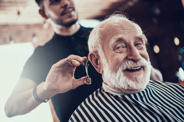 Hairdresser Making Haircut Barbershop — Stock Photo, Image