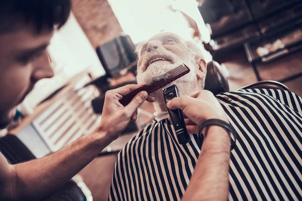 Barber Trimming Beard Client Salon — Stock Photo, Image