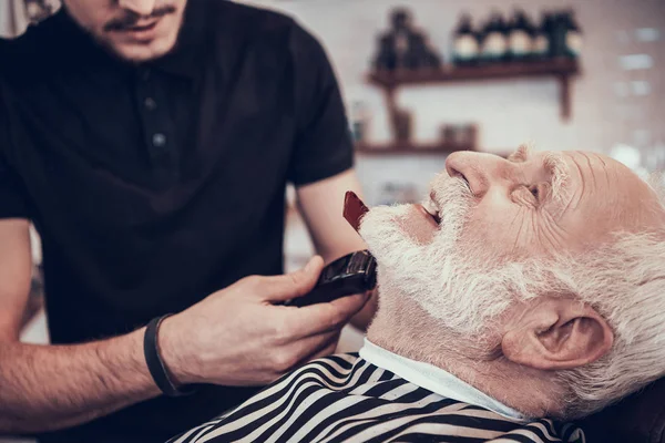 Barber Trimming Beard Client Salon — Stock Photo, Image