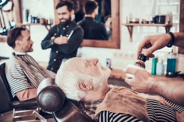 Hairdresser Starting Shaving While Colleague Communicating His Client — Stock Photo, Image