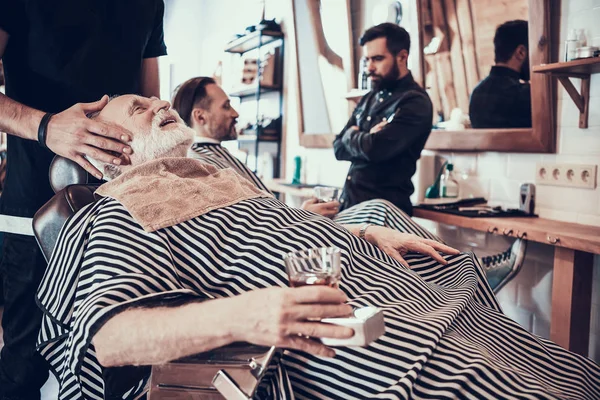 Peluquero Empezando Afeitarse Mientras Colega Comunica Con Cliente —  Fotos de Stock