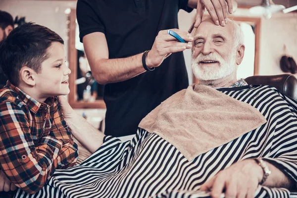 Barber Shaving Beard Client Razor — Stock Photo, Image
