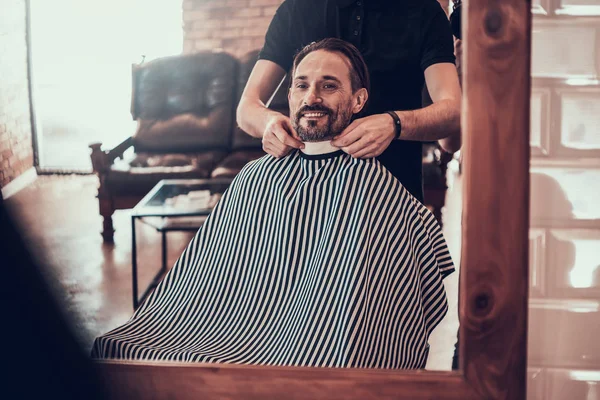 Hairdresser Starting Making Haircut Barbershop — Stock Photo, Image