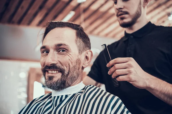 Hairdresser Making Haircut Barbershop — Stock Photo, Image