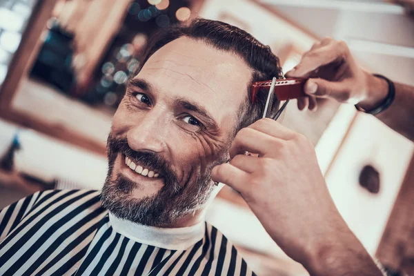 Barber Making Haircut Scissors Brush — Stock Photo, Image
