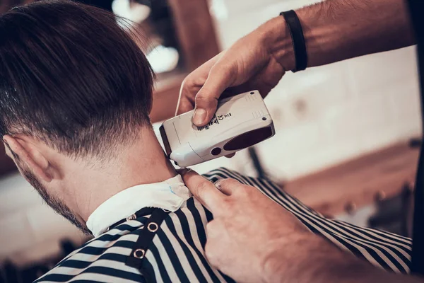 Boyun hattı tıraş makinesi tarafından yapım Kuaför