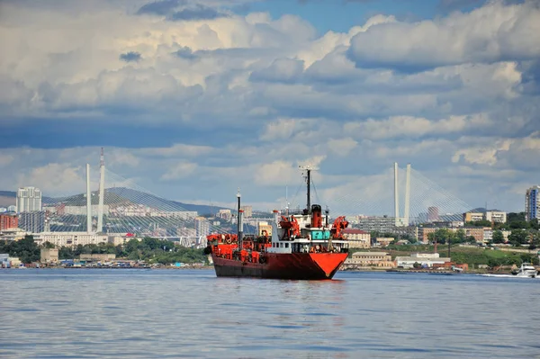 Red ship in the roads before Vladivostok — Stock Photo, Image