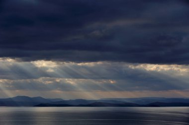 deniz üzerinde karanlık düşük fırtınalı bulutlar, 