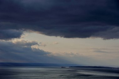 deniz üzerinde karanlık düşük fırtınalı bulutlar