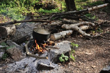 ateşin üzerinde kaynayan demlik, ateşte yemek pişirme, ateşte sıcak çay
