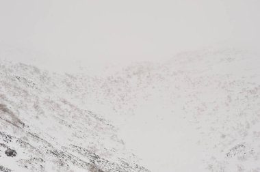 karlı dağ sırtı, dağda kar fırtınası, dağlarda kar fırtınası