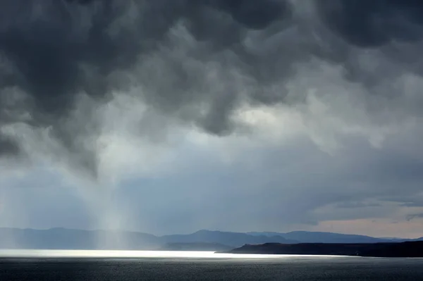 Темные Низкие Грозовые Облака Над Морем — стоковое фото